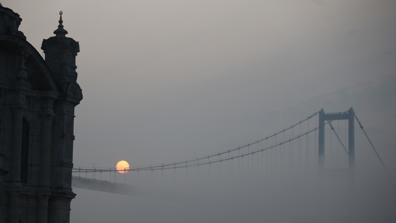 Fatih, Eyüp, Gaziosmanpaşa, Zeytinburnu, Beşiktaş ve Sarıyer ilçeleri başta olmak üzere, kentin genelini etkileyen sis, görüş mesafesini azalttığı için sabah trafiğinde yoğunluklar oluştu.