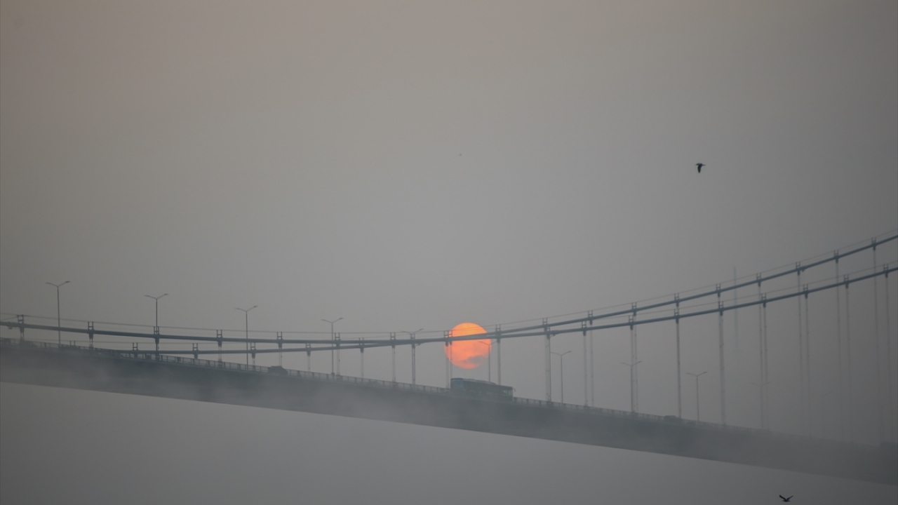 Öte yandan sis, İstanbul Boğazı`nda güzel manzaralar da yarattı. 15 Temmuz Şehitler Köprüsü`nde sis nedeniyle büyülü manzaralar oluştu.