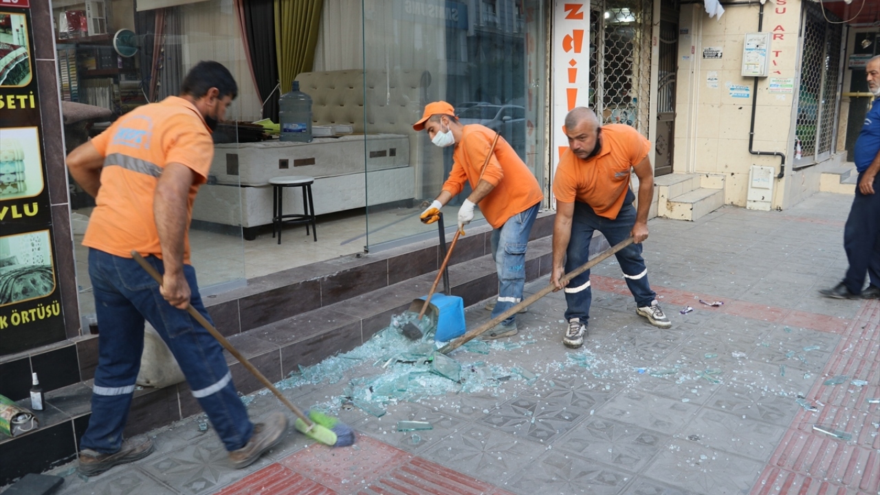 İncelemenin tamamlanmasının ardından İskenderun Belediyesine bağlı ekipler cadde ve kaldırımlarda temizlik çalışması yaptı.