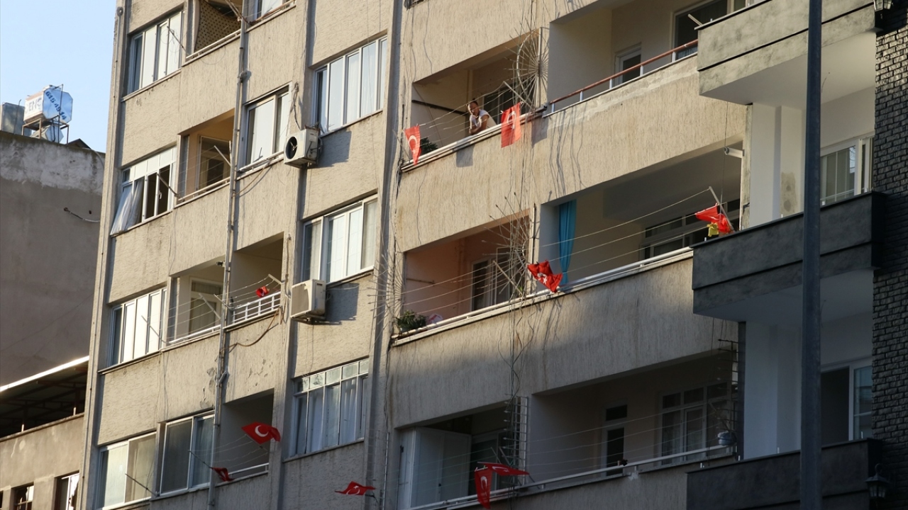 Bombanın patladığı noktadaki esnaf, iş yerlerinde oluşan zararı ve kırılan camlarını onarmaya başlarken apartman sakinleri de evlerinin balkon ve pencerelerini Türk bayraklarıyla donatarak teröre tepki gösterdi.
