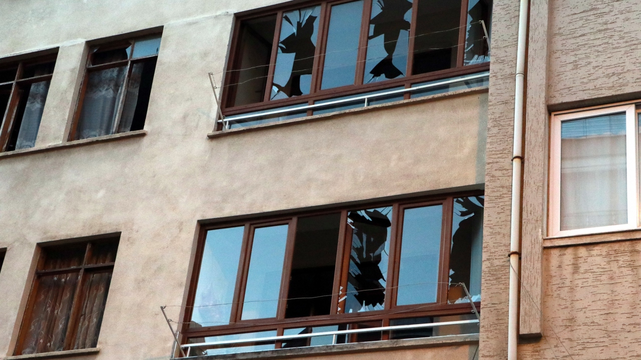 Kentin birçok noktasında duyulan patlama, çevresindeki ev ve işyerlerinde hasara neden oldu. 