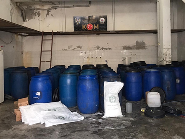 Adana’da ele geçirilen 7 bin 300 litre sahte içki imha edildi