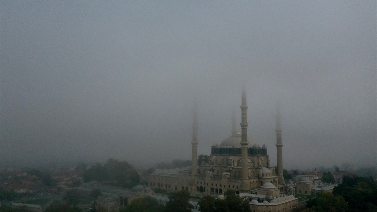 Edirne`de yer yer etkili olan sis Selimiye`nin minareleri ve kubbesini kapladı. Selimiye, sisle kartpostallık görüntüler sergiledi.