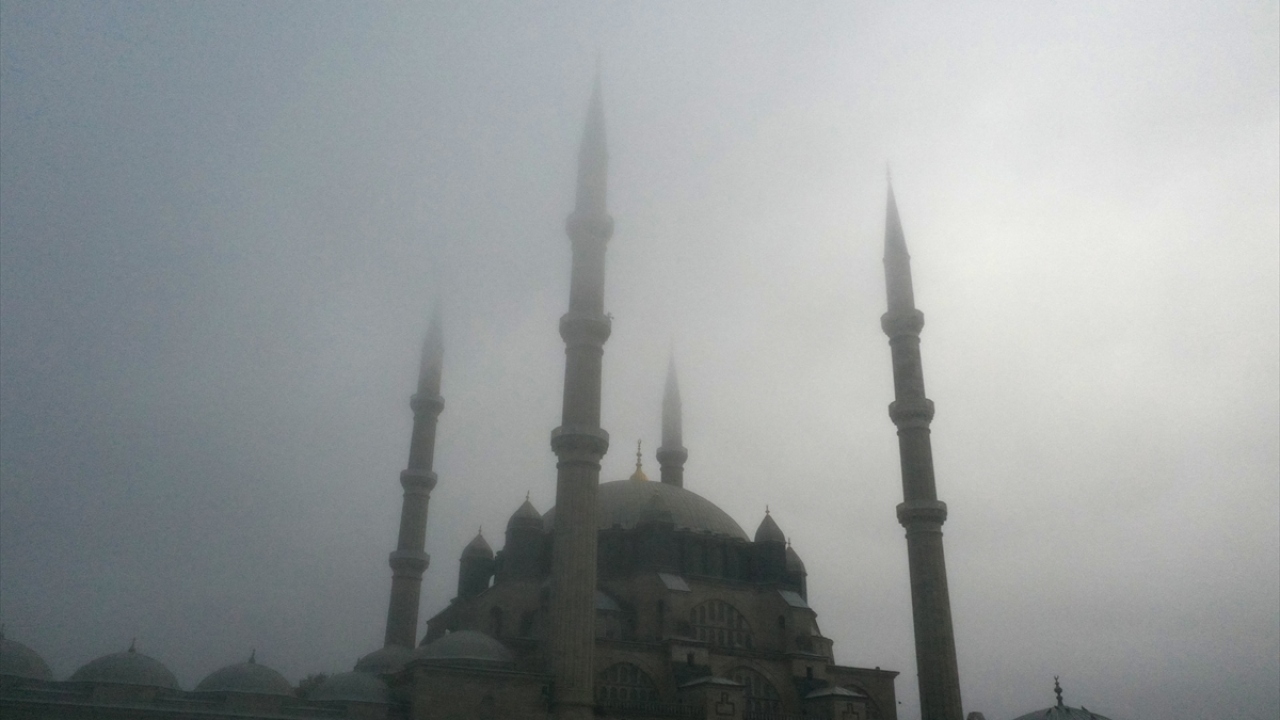 Yüksek kesimlerden gözlendiğinde cami siste tamamen kayboldu. 
