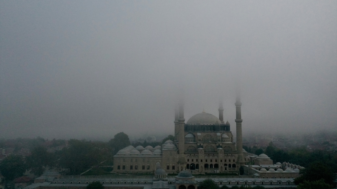 Hava sıcaklığının 12 derece ölçüldüğü kentte sisin öğle saatlerine doğru etkisini kaybetmesi bekleniyor. 