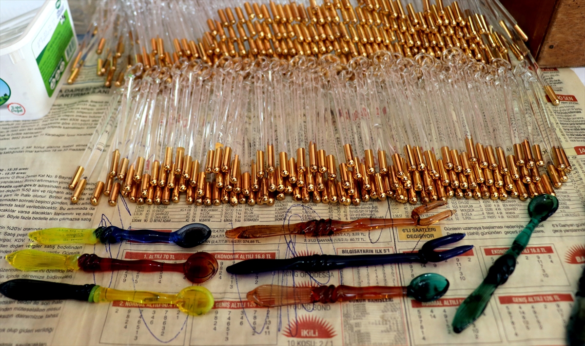 Henüz ortaokul öğrencisiyken gittiği bir imalathanede cam kaşık üretimine adeta aşık olan Levent, 1978 yılında eğitimini bırakıp çırak olarak mesleğe adım attı.