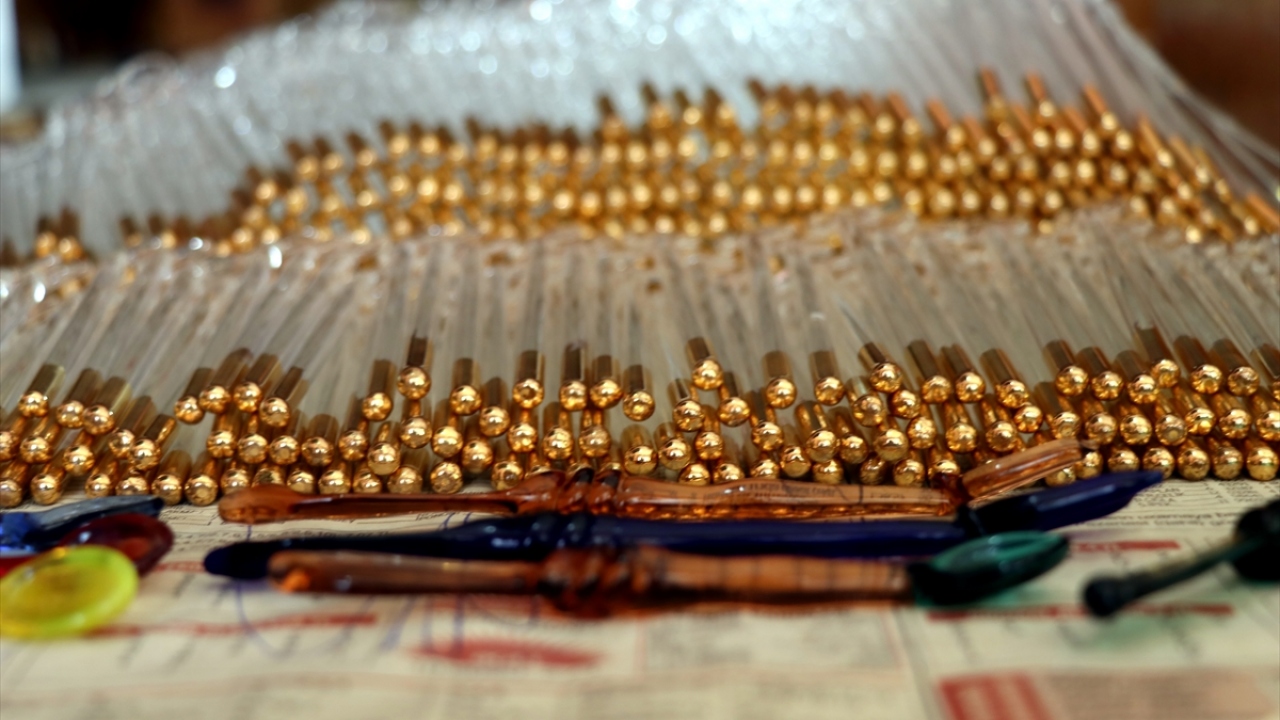 Ustalardan işi öğrendikten sonra ağabeyi ve kuzenleriyle üretimi sürdüren Levent, askerlik dönüşü işlerini büyütüp, kısa sürede ülkenin birçok noktasına kaşık göndermeye başladı.