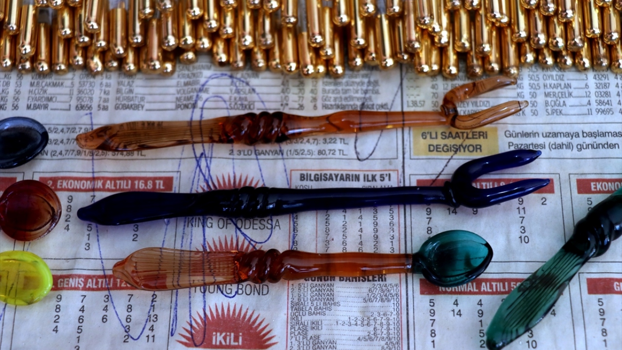 Eşi Gülhan Levent`le evlenmesinin ardından ondan da destek alan cam kaşık ustası, ürünlerini iç piyasanın yanı sıra Suudi Arabistan başta olmak üzere Irak, Gürcistan, İngiltere gibi ülkelere gönderiyor.