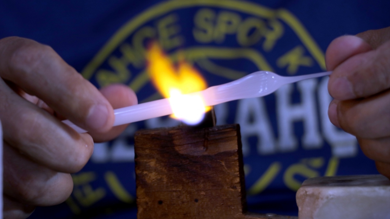 Uzun cam çubukları kesip 700-800 derece sıcaklıkta çeşitli aparatlarla işlemden geçiren Levent, şeffaf olanlar dışında yaldızlı ve farklı renklerde kaşıklar üretiyor.