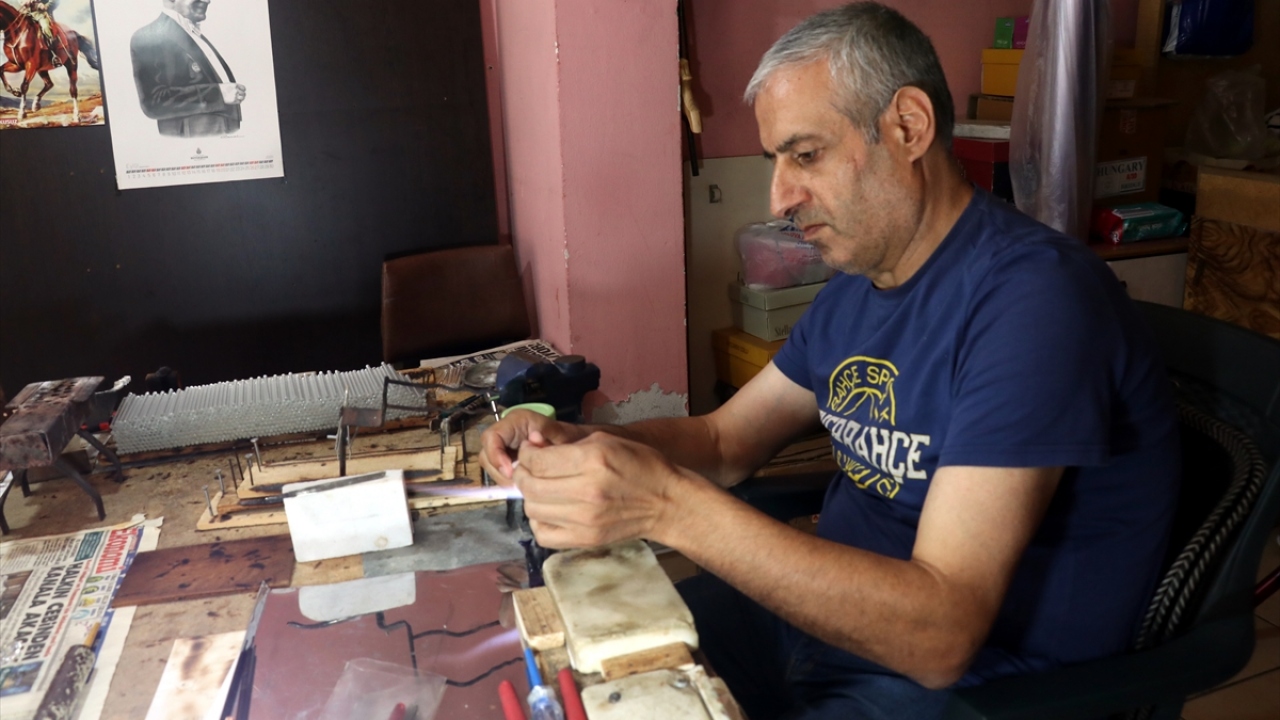 Levent, cam kaşık üretiminin çok meşakkatli olduğunu dile getirdi.