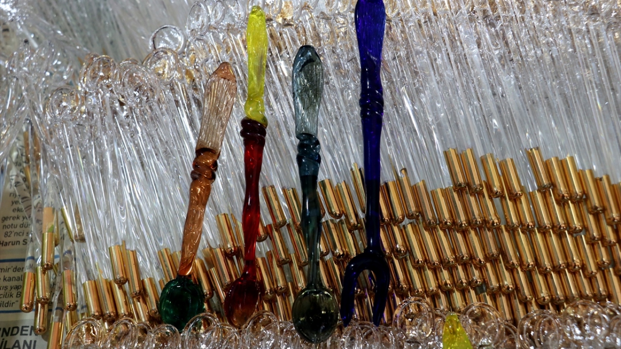 Camın imalat sırasında çok kırıldığını belirten Levent, "Ben yine de bu işi çok sevdim. Bu işe olan sevgim yüzünden bir daire alacak kadar paramı batırdım. Ayakta durabilmek için inat ettim ve bugünlere ulaştım." ifadelerini kullandı.