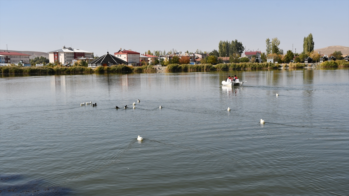 İlçe merkezinde mesire alanı olarak da kullanılan, yerli ve göçmen kuşların barındığı göl, 2000 yılından beri ırmaktan taşınan suyla canlı tutuluyor.