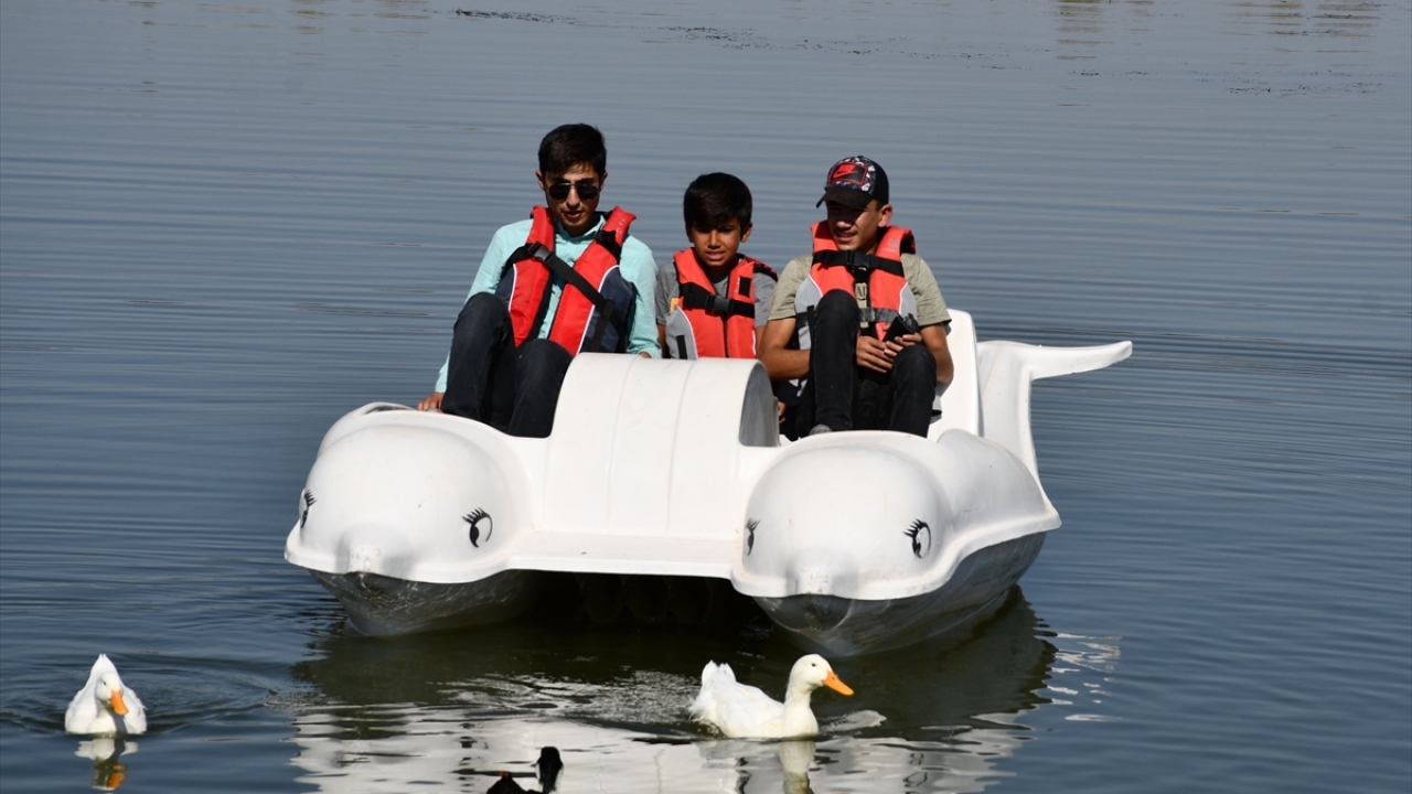 Gölün 2000`li yılların başında önünün kapatılarak su tutmaya başladığını anlatan İlbey, şöyle konuştu: