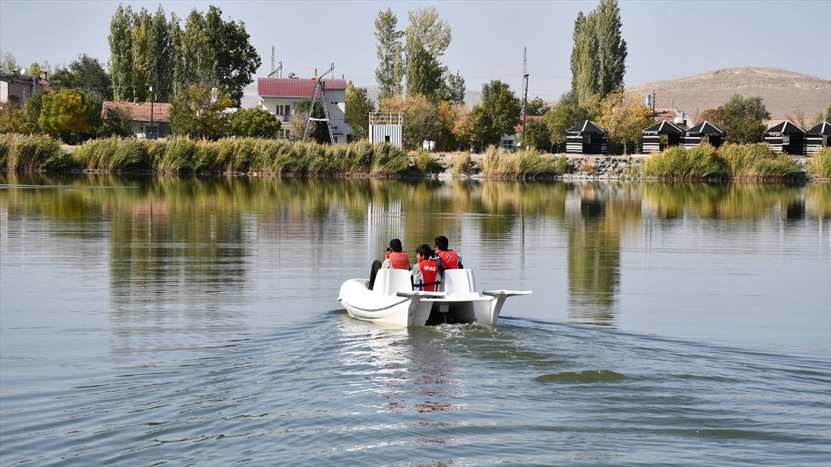 Karasal iklimin egemen olduğu bölgede Anadolu insanının sulak alanlara özlem duyduğunu dile getiren İlbey, gölün eski günlerine dönmesiyle ziyaretçi akınına uğradığını belirtti.