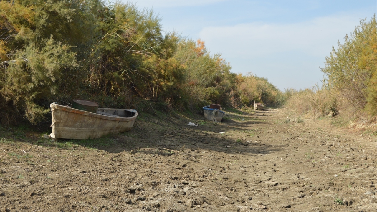 Çevresindeki suların çekilmesiyle göl her geçen yıl küçülürken daha önce batan tekneler de gün yüzüne çıktı. 