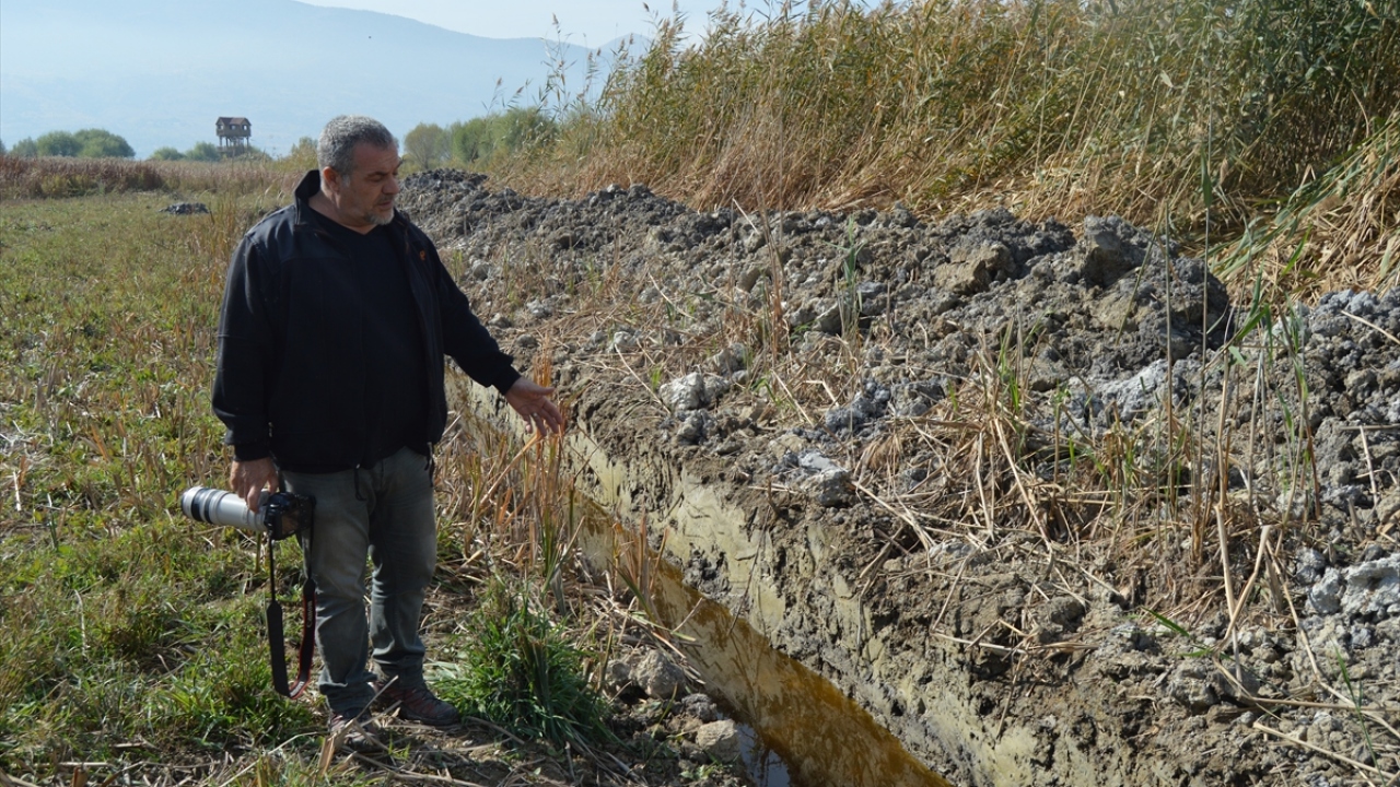 Karşılaştığı manzara karşısında şaşkın oluğunu belirten Erişmiş, "Göle şimdi yürüyerek giriyoruz" dedi. 