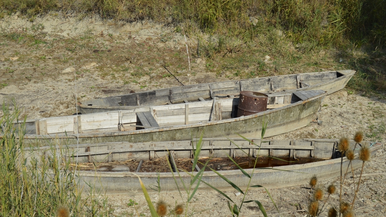 "Eber Gölü yerli kuş türlerinin de üreme alanı"
