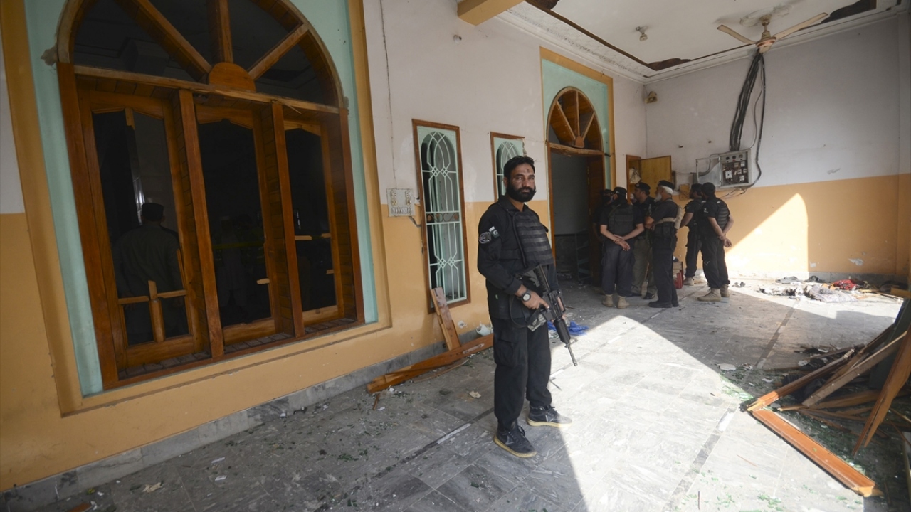 Patlamada en az 7 öğrenci öldü ve aralarında çocukların da bulunduğu 70 kişi yaralandı.