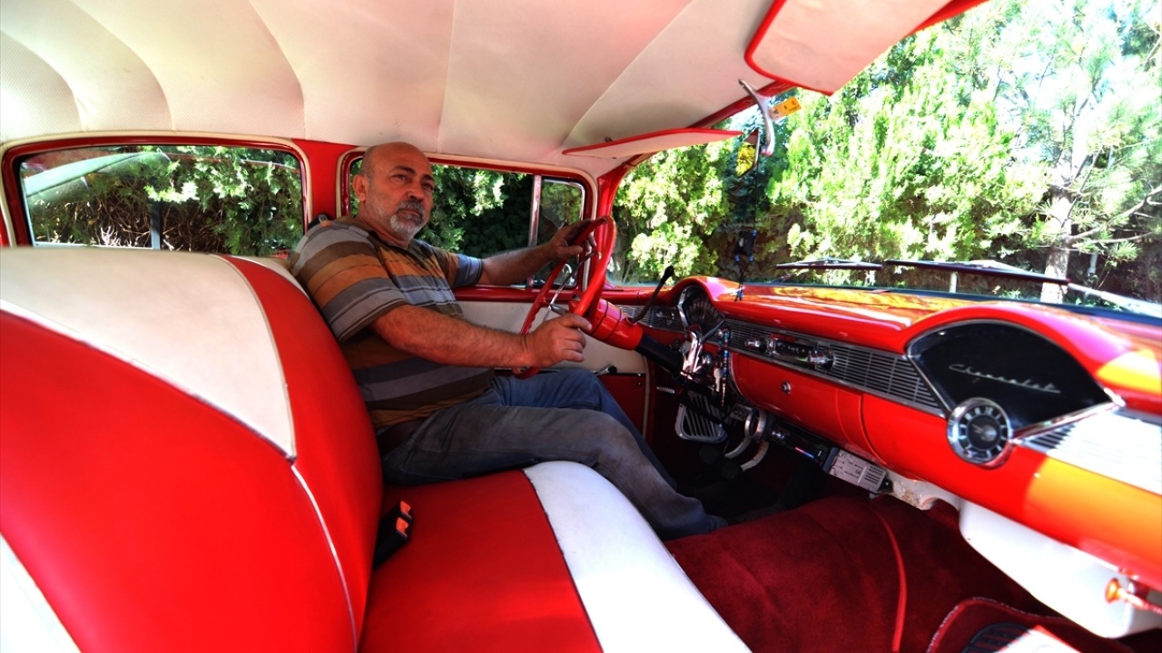 Mütevazı tamirhanesine çekiciyle getirilen, "en yenisi" yarım asırlık hurda otomobillere yeniden hayat veren Havuçcuoğlu, "artık kullanılamaz" denilen klasik araçları ilk günkü ihtişamlı hallerine geri döndürüyor.