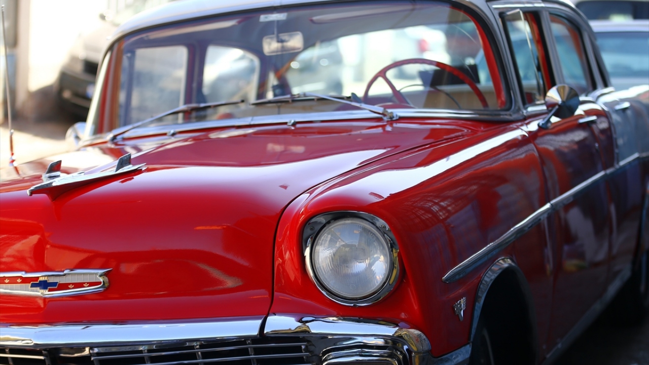 Havuçcuoğlu, aradığı orijinal parçayı yurt dışında da bulamazsa, cıvatasından somununa kadar tüm ayrıntılarını aklına kazıdığı otomobillerin parçalarını kendi el emeğiyle yapıyor.