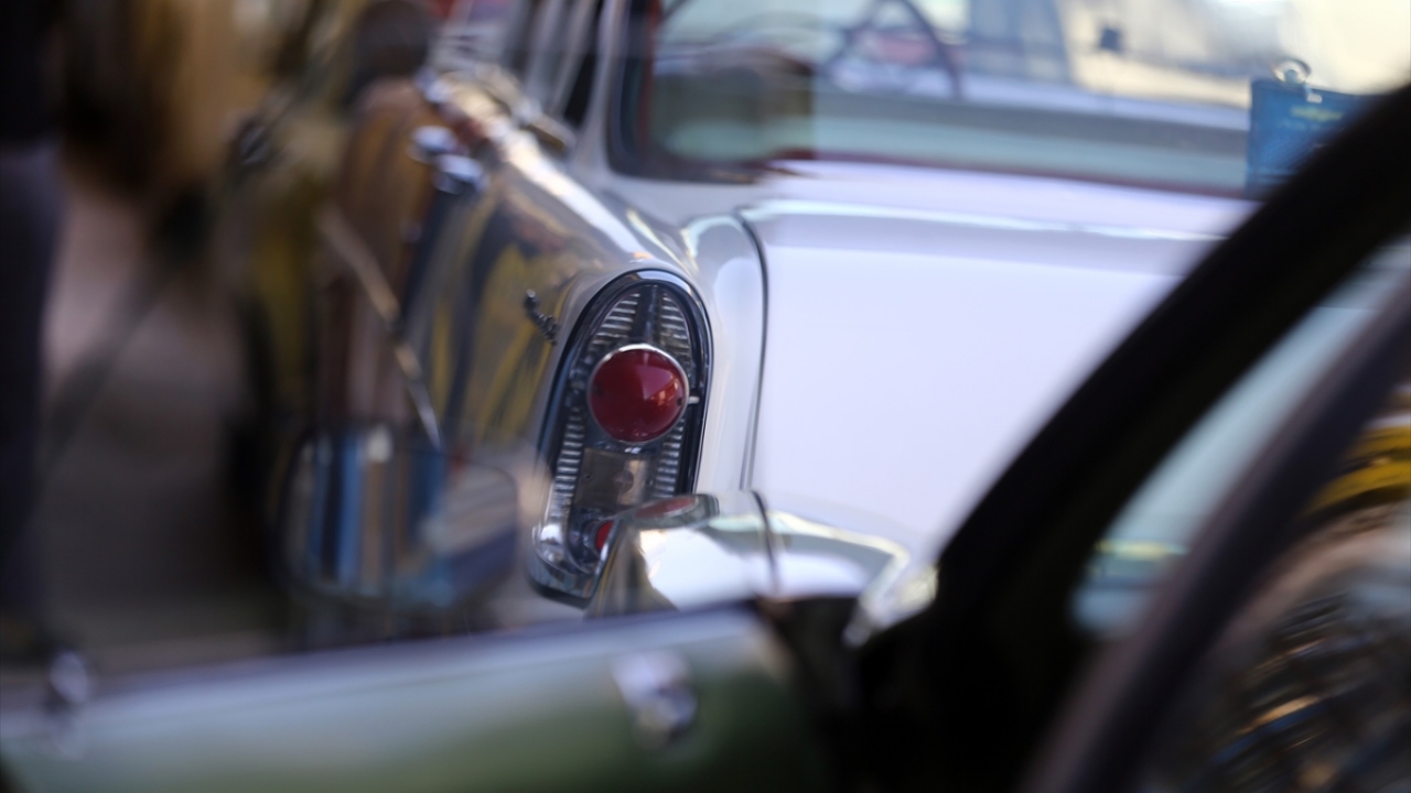 Kaportasından boyasına, elektrik aksamından kapı kilitlerine, döşemelerinden motor parçalarına kadar otomobilleri tamamen yenileyen Havuçcuoğlu, her bir otomobile yaklaşık bir yılını veriyor.