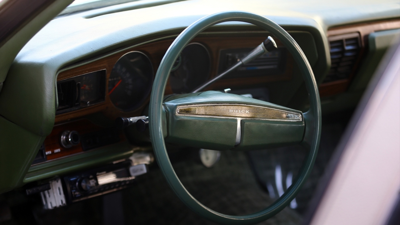 Sahibi olduğu 1956 model Chevrolet Belair marka otomobilini de lüks araçlara değişmeyen Havuçcuoğlu, her fırsatta klasik otomobiliyle şehrin cadde ve sokaklarını turluyor.