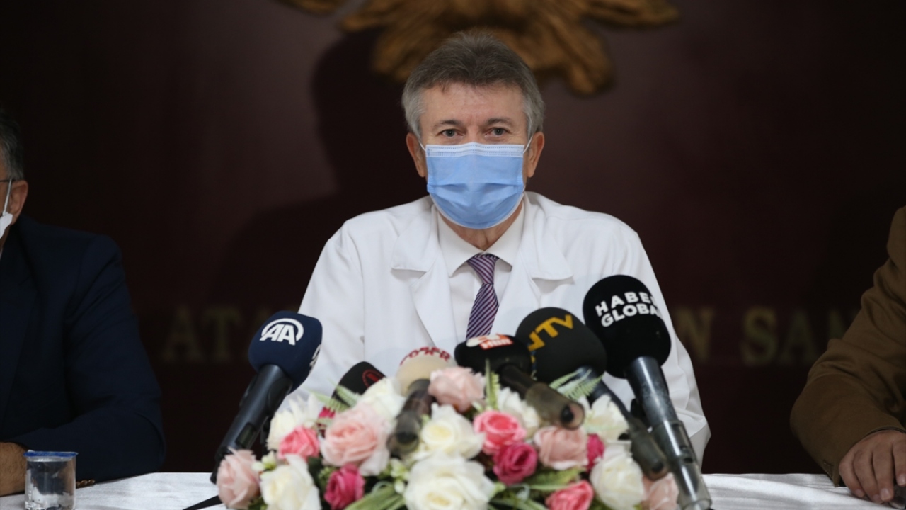 Ankara Üniversitesi Tıp Fakültesi Enfeksiyon Hastalıkları Anabilim Dalı Başkanı Prof. Dr. İsmail Balık, burada yaptığı açıklamada, dünyada aşıyla ilgili çalışmaların devam ettiğini söyledi.