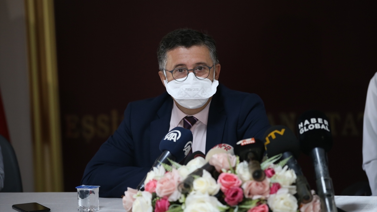 Gönüllüler arasında yer alan Ankara Üniversitesi Tıp Fakültesi Anestezi ve Reanimasyon Anabilim Dalı Öğretim Üyesi Prof. Dr. Mustafa Necmettin Ünal da aşıyla ilgili korkulacak bir durum olmadığını aktardı.