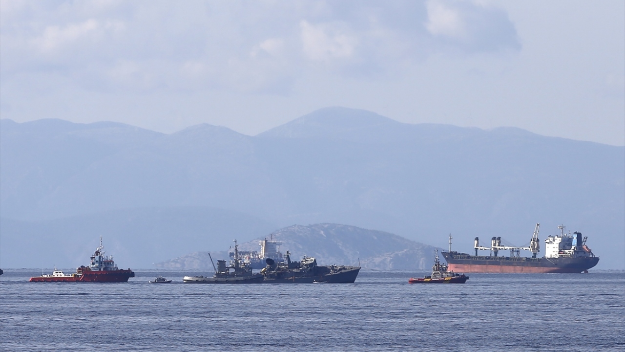 Yunan basınındaki haberlere göre, başkent Atina`da bulunan Pire Limanı açıklarında "Kallisto" adlı anti-mayın gemisiyle Portekiz bandıralı ticaret gemisi "Maersk Launceston" çarpıştı.