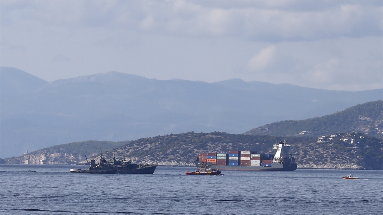 Donanma gemisinin ağır hasar alarak yan yattığı kaza sonrası bölgeye gönderilen römorkörün gemiyi çekmek için çalışmalara başladığı kaydedildi.