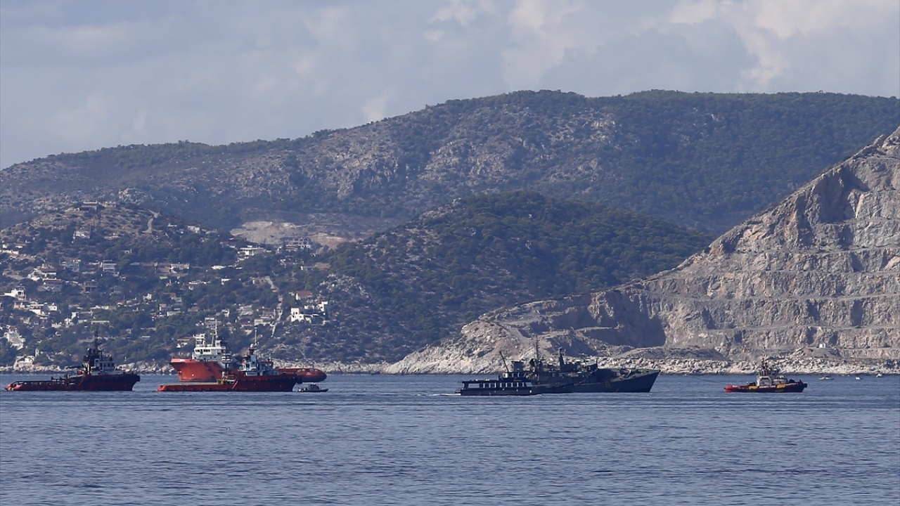 "Kallisto" adlı gemide bulunan 27 kişiden iki yaralının hastaneye kaldırıldığı, kalan 25 kişinin ise buradan diğer bir askeri gemiye taşındığı belirtildi.