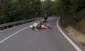 Kaza sonrası sürüklenen motosikletinin peşinden koştu