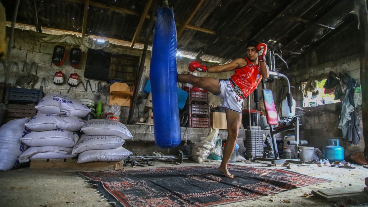 Burada adeta küçük bir "salon" oluşturan Mehmet Ali, 2021 yılında Tayland`da düzenlenecek Muaythai Dünya Şampiyonası`nda en büyük hayali olan dünya şampiyonluğuna ulaşmak için antrenmanlara başladı. 