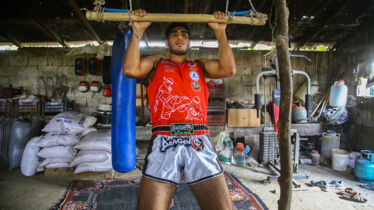 Genç sporcu, muaythai sporuna tutkuyla bağlı olduğunu, karşısına çıkan engellere rağmen yılmadan çalıştığını ifade etti.