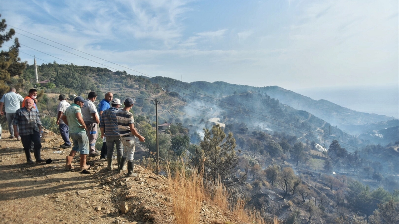 Yangına arazözler ve itfaiye araçlarıyla müdahale sürüyor.