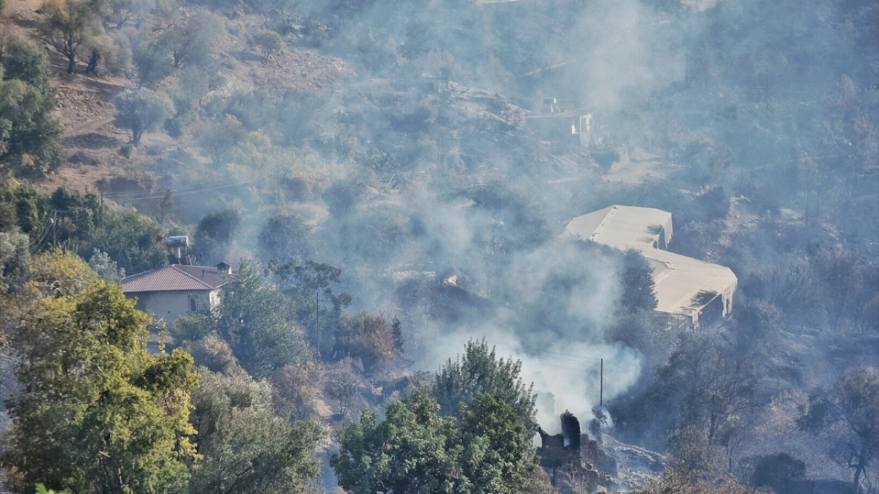 İhbar üzerine bölgeye Anamur Orman İşletme Müdürlüğü ve Büyükşehir Belediyesi İtfaiye Daire Başkanlığı ekipleri sevk edildi.