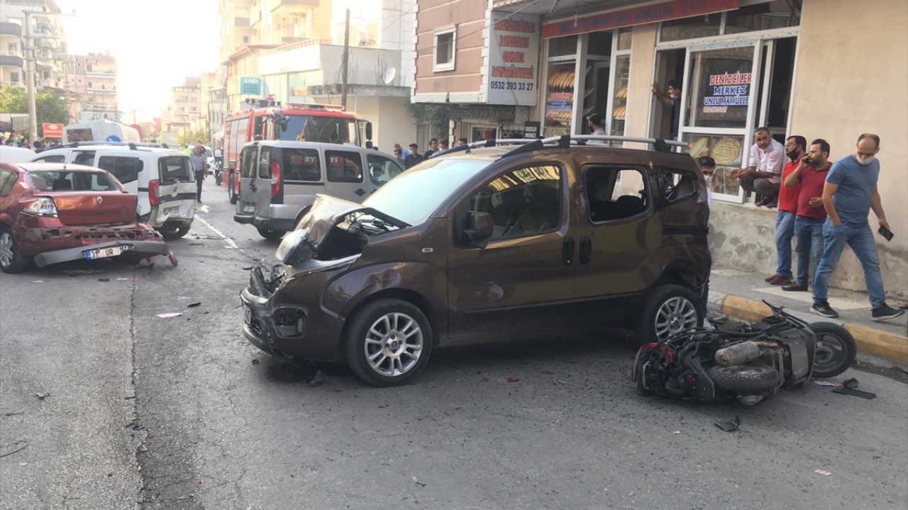 Kazada hafif yaralanan bir kişi ambulansla hastaneye kaldırıldı.