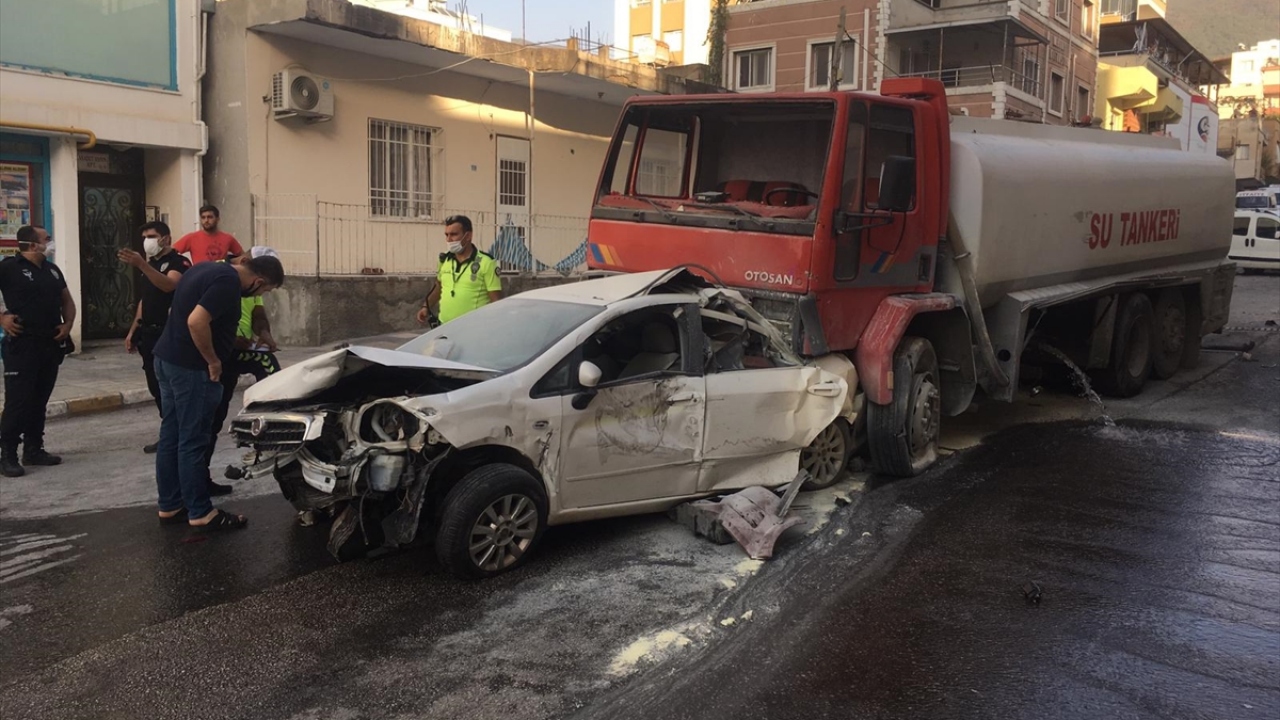 Su tankeri, bazıları park halinde olan 12 araca çarparak durabildi.