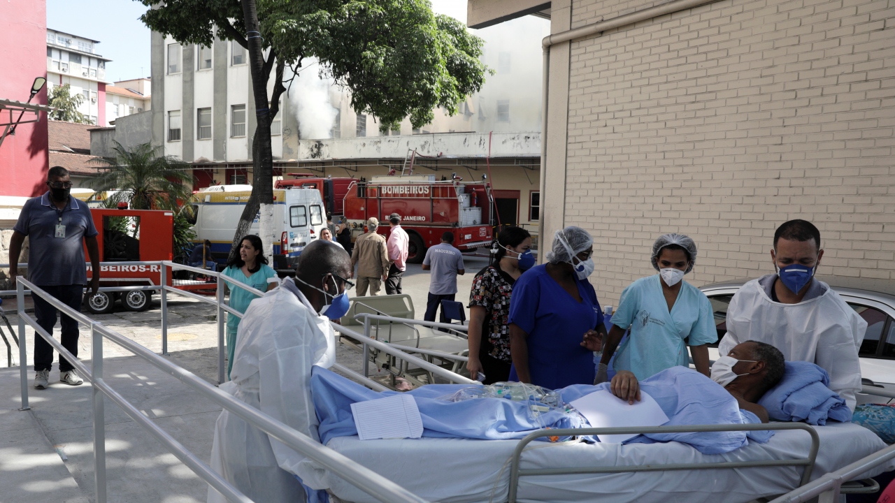 42 yaşındaki yeni tip koronavirüs (Covid-19) hastası tahliye sırasında yaşamını yitirdi ve yaklaşık 200 hasta, aynı hastanenin çeşitli binalarına ve bahçesine tahliye edildi.