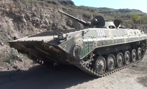 Azerbaycan, Ermenistan'ın mevzide bıraktığı araç ve silahların görüntülerini paylaştı