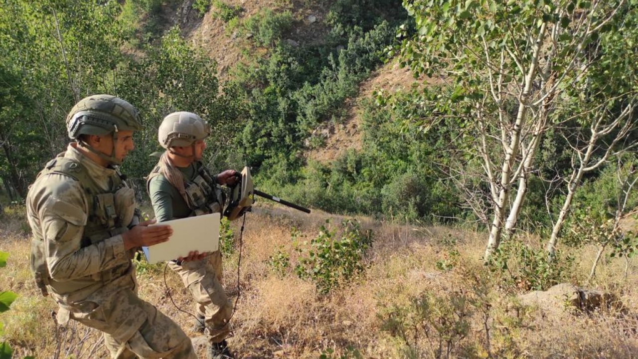 İçişleri Bakanlığı’ndan yapılan açıklamada, “Yıldırım operasyonları, halkımızın desteği ile inançlı ve kararlı bir şekilde başarı ile devam etmektedir” denildi.