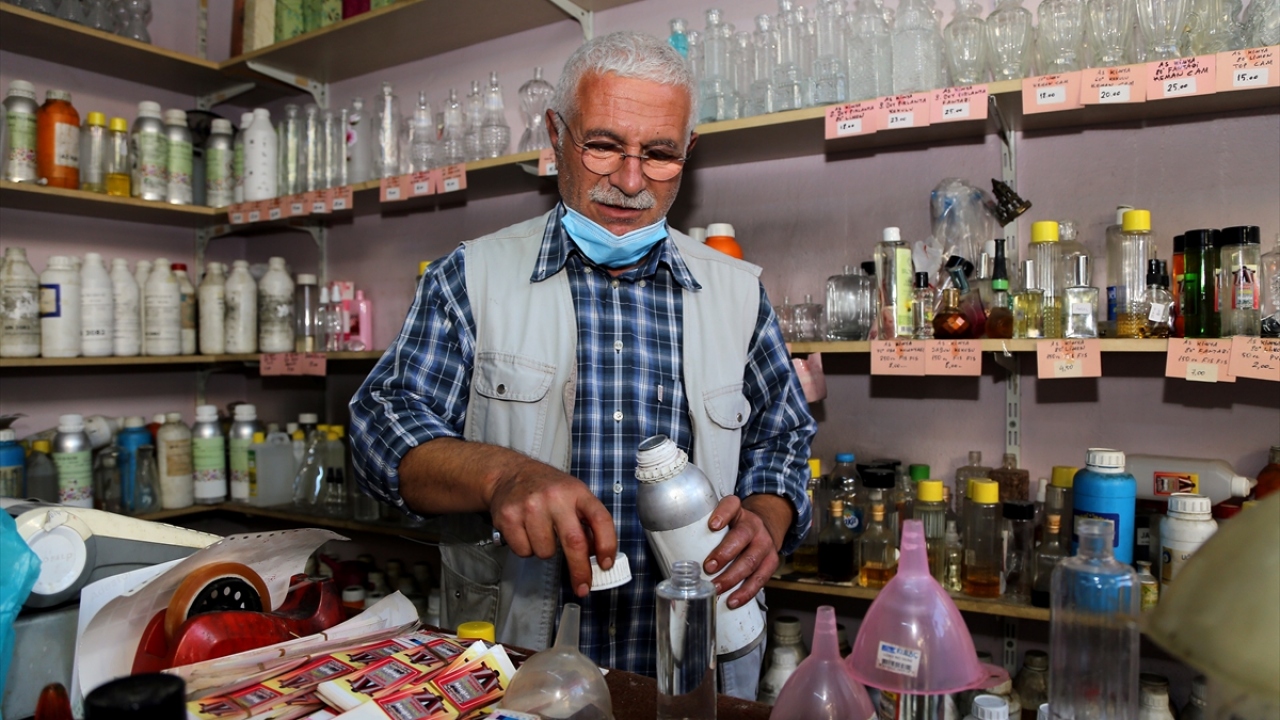 İnsanları ürettiği kokularla mutlu ettiğini aktaran Gümüşbulut, kendisini ziyaret eden herkesin, güzel kokular eşliğinde iş yerinden memnun ayrıldığını dile getirdi.