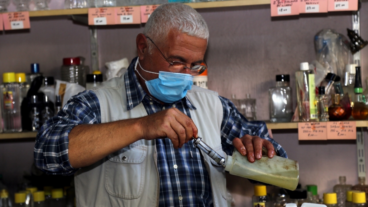 Kendisinin "kolonyacı Ahmet" olarak bilindiğini anlatan Gümüşbulut, herkese özel bir koku olduğunu düşündüğünü, ona göre ziyaretçilerine çeşitli tavsiyelerde bulunduğunu ifade etti. 