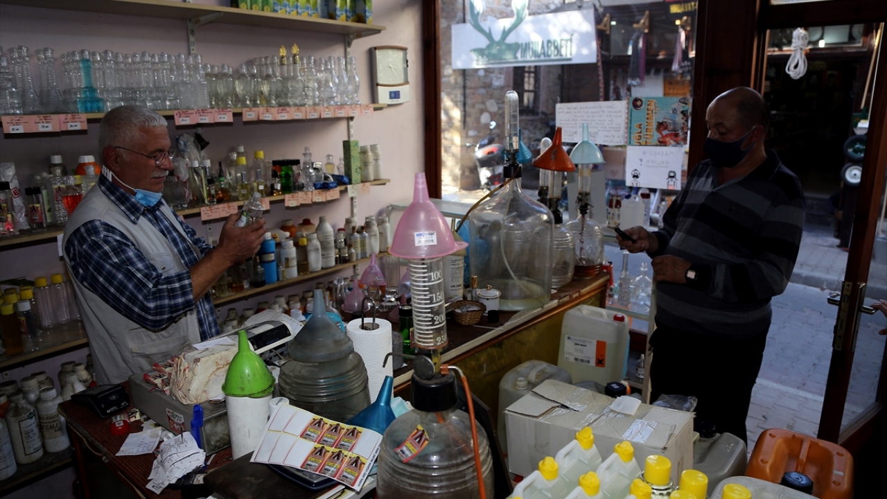 Yeni tip koronavirüs (Covid-19) sürecinde kolonya satışlarının arttığına işaret eden Gümüşbulut, sağlığı el verdiğince işini en iyi şekilde yapacağını dile getirdi.