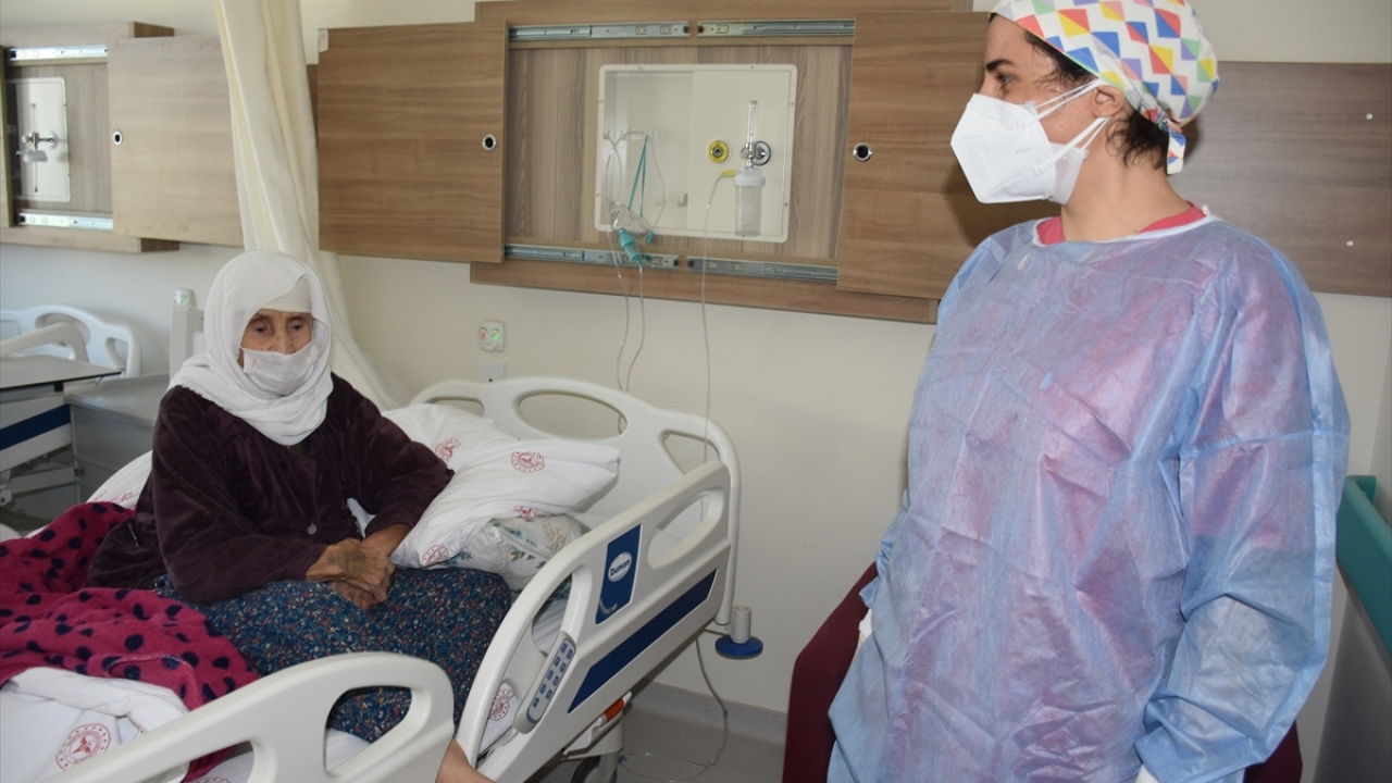 120 yaşındaki hastanın tedaviye olumlu cevap verdiğini aktaran Akcan, taburcu edildiğini ancak bundan sonraki süreçte kendisine daha da dikkat etmesini kendisine ilettiklerini kaydetti.