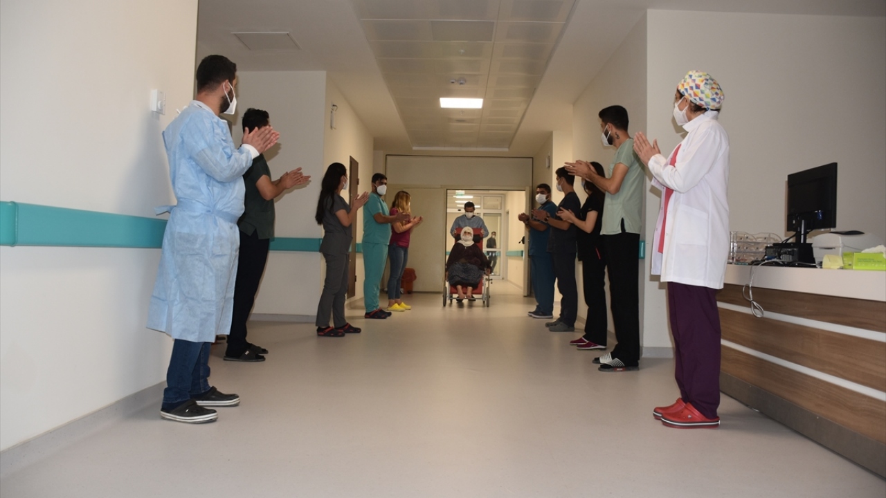 Encü`ye sağlıklı bir yaşam dileyen Akcan, "Hastamız iyileştiği için çok mutluyuz. Süreç boyunca emeği geçen sağlık personeline teşekkür ediyorum." ifadelerini kullandı.