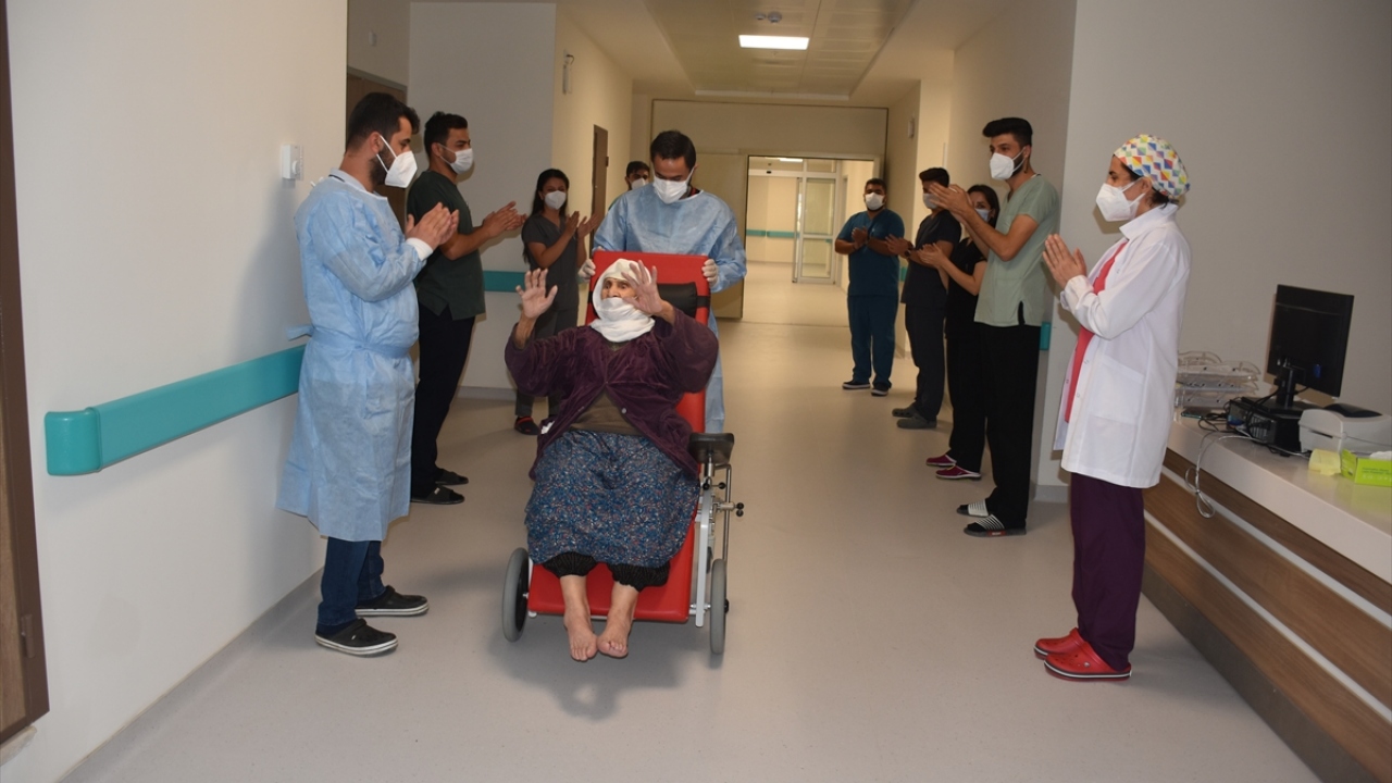 Akcan, koronavirüsten korunmak için maske, mesafe ve hijyene dikkat edilmesi uyarısında bulundu.