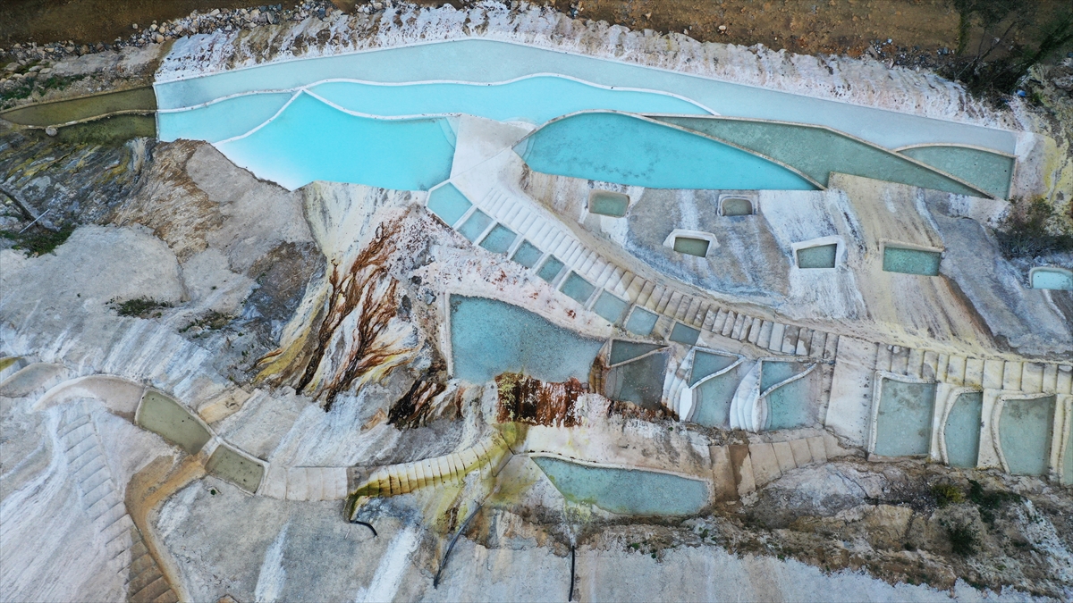 Göletlerin arasında ise ziyaretçiler için yürüyüş yolları yapıldı. Mineralli suların aktığı alandaki yürüyüş yolları bir süre sonra beyaz rengi alırken, göller ise turkuaza büründü. 