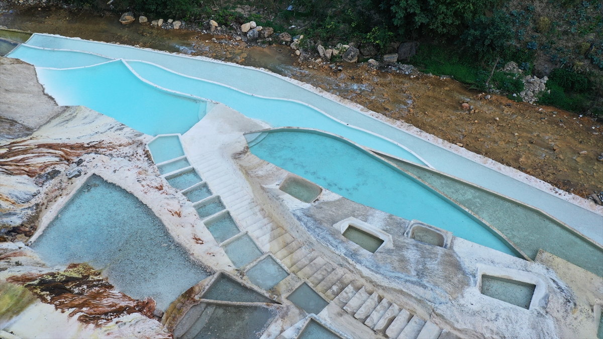 Özellikle travertenlerin bulunduğu bölgenin, mineral değerleri yüksek sulara sahip olduğuna dikkati çeken Kılavuz, projeyle bölgedeki turizm destinasyonunun zenginleştirilmesinin amaçlandığını belirtti.