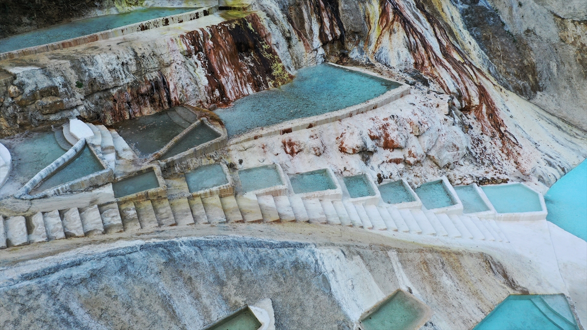 Göksu travertenlerine Mavigöl`ün çok yakın olduğuna işaret eden Kılavuz, "Mavigöl`e turkuaz rengi veren su ile buradaki su aynı. Aynı su kaynağından oluşan doğa harikaları." ifadelerini kullandı.